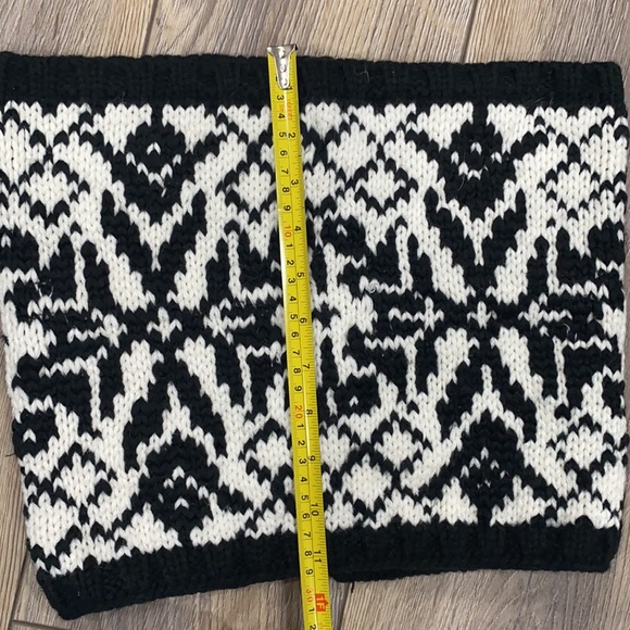 NWT OLD NAVY Black & White Soft Infinity Chunky Scarf - Picture 4 of 4